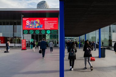 MILAN, ITALY - 18 Nisan 2023: Tasarım haftası boyunca Salone del Mobile. Salone tasarım mobilyası için dünyanın en önemli ve en büyük etkinliği. Tasarım fuarının girişinde birçok insan var.