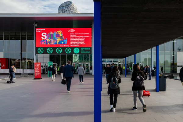 MILAN, ITALY - 18 Nisan 2023: Tasarım haftası boyunca Salone del Mobile. Salone tasarım mobilyası için dünyanın en önemli ve en büyük etkinliği. Tasarım fuarının girişinde birçok insan var.