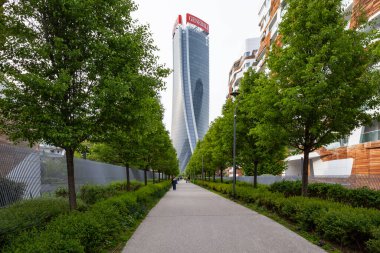 Milan, İtalya - 10 Nisan 2023: Gökdelen Generali Kulesi ofis binası. Şehir Hayatı 'nın yeni mahallesinde ve bölgenin ticaret merkezinde lüks Hadid konutları olan bir sokak.