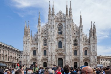 Milan, İtalya - 14 Haziran 2023: Eski İtalya 1 Bakanı Silvio Berlusconi 'nin devlet cenazesinde kalabalık. Piazza Duomo 'daki Milano Katedrali' nde birçok ünlü insanla kutlama.