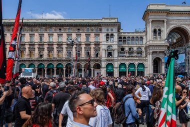 Milan, İtalya - 14 Haziran 2023: Eski İtalya 1 Bakanı Silvio Berlusconi 'nin devlet cenazesinde kalabalık. Piazza Duomo 'daki Milano Katedrali' nde birçok ünlü insanla kutlama.