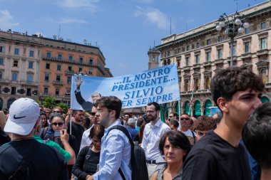 Milan, İtalya - 14 Haziran 2023: Eski İtalya 1 Bakanı Silvio Berlusconi 'nin devlet cenazesinde kalabalık. Piazza Duomo 'daki Milano Katedrali' nde birçok ünlü insanla kutlama.