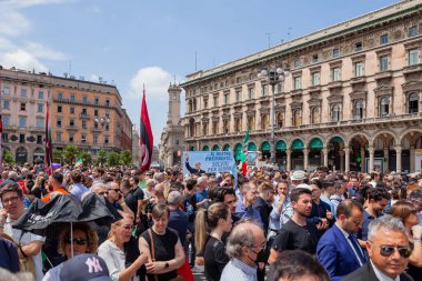 Milan, İtalya - 14 Haziran 2023: Eski İtalya 1 Bakanı Silvio Berlusconi 'nin devlet cenazesinde kalabalık. Piazza Duomo 'daki Milano Katedrali' nde birçok ünlü insanla kutlama.