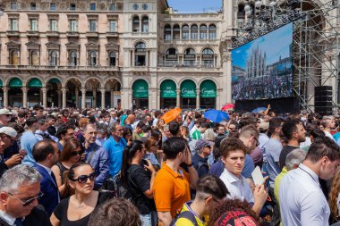 Milan, İtalya - 14 Haziran 2023: Eski İtalya 1 Bakanı Silvio Berlusconi 'nin devlet cenazesinde kalabalık. Piazza Duomo 'daki Milano Katedrali' nde birçok ünlü insanla kutlama.