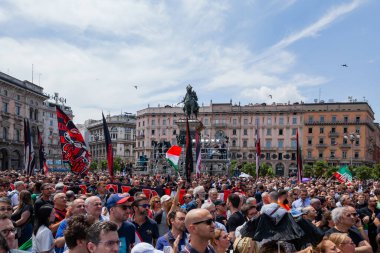 Milan, İtalya - 14 Haziran 2023: Eski İtalya 1 Bakanı Silvio Berlusconi 'nin devlet cenazesinde kalabalık. Piazza Duomo 'daki Milano Katedrali' nde birçok ünlü insanla kutlama.