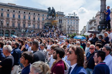 Milan, İtalya - 14 Haziran 2023: Eski İtalya 1 Bakanı Silvio Berlusconi 'nin devlet cenazesinde kalabalık. Piazza Duomo 'daki Milano Katedrali' nde birçok ünlü insanla kutlama.