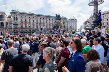 Milan, İtalya - 14 Haziran 2023: Eski İtalya 1 Bakanı Silvio Berlusconi 'nin devlet cenazesinde kalabalık. Piazza Duomo 'daki Milano Katedrali' nde birçok ünlü insanla kutlama.