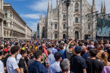 Milan, İtalya - 14 Haziran 2023: Eski İtalya 1 Bakanı Silvio Berlusconi 'nin devlet cenazesinde kalabalık. Piazza Duomo 'daki Milano Katedrali' nde birçok ünlü insanla kutlama.