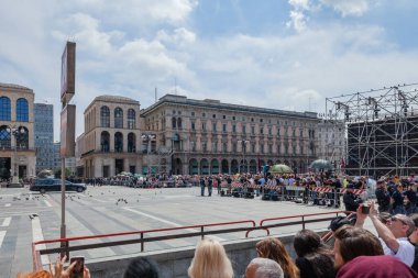 Milan, İtalya - 14 Haziran 2023: Eski İtalya 1 Bakanı Silvio Berlusconi 'nin devlet cenazesinde kalabalık. Piazza Duomo 'daki Milano Katedrali' nde birçok ünlü insanla kutlama.