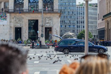 Milan, İtalya - 14 Haziran 2023: Eski İtalya 1 Bakanı Silvio Berlusconi 'nin devlet cenazesinde kalabalık. Piazza Duomo 'daki Milano Katedrali' nde birçok ünlü insanla kutlama.