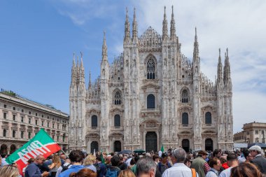 Milan, İtalya - 14 Haziran 2023: Eski İtalya 1 Bakanı Silvio Berlusconi 'nin devlet cenazesinde kalabalık. Piazza Duomo 'daki Milano Katedrali' nde birçok ünlü insanla kutlama.