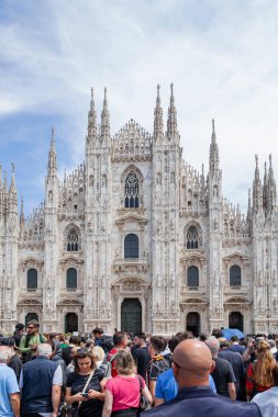 Milan, İtalya - 14 Haziran 2023: Eski İtalya 1 Bakanı Silvio Berlusconi 'nin devlet cenazesinde kalabalık. Piazza Duomo 'daki Milano Katedrali' nde birçok ünlü insanla kutlama.