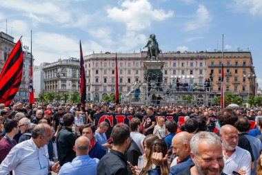 Milan, İtalya - 14 Haziran 2023: Eski İtalya 1 Bakanı Silvio Berlusconi 'nin devlet cenazesinde kalabalık. Piazza Duomo 'daki Milano Katedrali' nde birçok ünlü insanla kutlama.