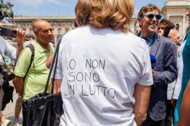 Milan, İtalya - 14 Haziran 2023: Eski İtalya Bakanı 1 Silvio Berlusconi 'nin devlet cenazesinde kalabalık. Piazza Duomo 'da çok sayıda ünlü insanla yapılan kutlamalar ve insanlarla yapılan röportajlar