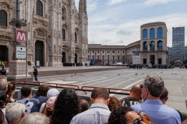 Milan, İtalya - 14 Haziran 2023: Eski İtalya 1 Bakanı Silvio Berlusconi 'nin devlet cenazesinde kalabalık. Piazza Duomo 'daki Milano Katedrali' nde birçok ünlü insanla kutlama.