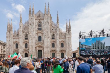 Milan, İtalya - 14 Haziran 2023: Eski İtalya 1 Bakanı Silvio Berlusconi 'nin devlet cenazesinde kalabalık. Piazza Duomo 'daki Milano Katedrali' nde birçok ünlü insanla kutlama.