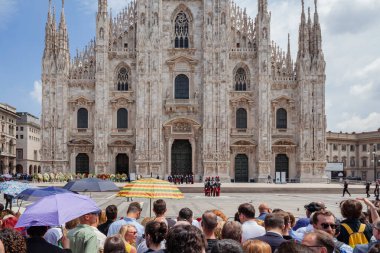 Milan, İtalya - 14 Haziran 2023: Eski İtalya 1 Bakanı Silvio Berlusconi 'nin devlet cenazesinde kalabalık. Piazza Duomo 'daki Milano Katedrali' nde birçok ünlü insanla kutlama.