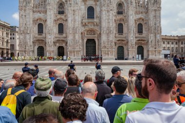 Milan, İtalya - 14 Haziran 2023: Eski İtalya 1 Bakanı Silvio Berlusconi 'nin devlet cenazesinde kalabalık. Piazza Duomo 'daki Milano Katedrali' nde birçok ünlü insanla kutlama.