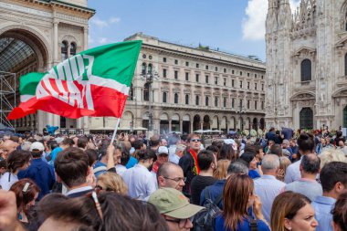 Milan, İtalya - 14 Haziran 2023: Eski İtalya 1 Bakanı Silvio Berlusconi 'nin devlet cenazesinde kalabalık. Piazza Duomo 'daki Milano Katedrali' nde birçok ünlü insanla kutlama.