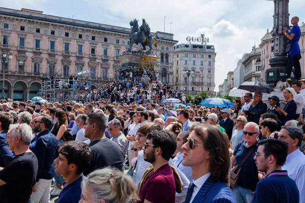 stock image Milan, Italy - June 14, 2023: Large crowd at the state funeral of former Italian 1 minister Silvio Berlusconi. Celebration in the Milan cathedral in Piazza Duomo with numerous famous people