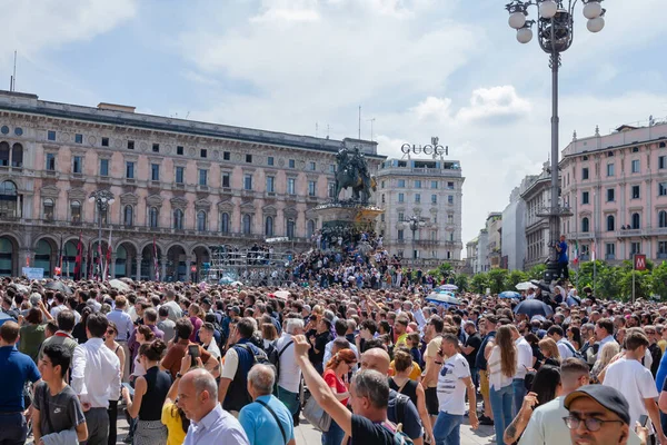 stock image Milan, Italy - June 14, 2023: Large crowd at the state funeral of former Italian 1 minister Silvio Berlusconi. Celebration in the Milan cathedral in Piazza Duomo with numerous famous people