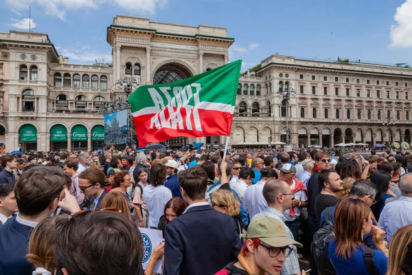 Milánó Olaszország Június 2023 Nagy Tömeg Volt Olasz Miniszter Silvio — Stock Fotó
