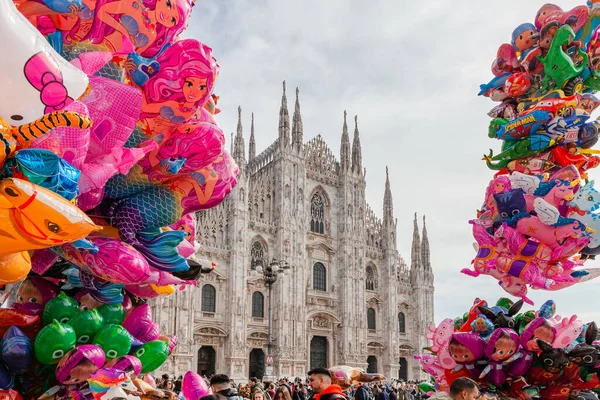Milão Itália Fevereiro 2023 Multidão Festiva Vestida Carnaval Durante Celebração Imagem De Stock
