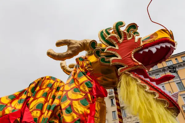 ミラノ イタリア 2018 中国の新年が2018年に開催されました 中国の四半期で パオロサッピ経由で犬の年 ストックフォト