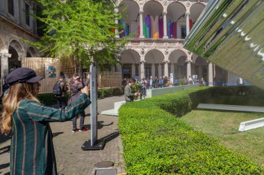 MILAN, ITALY-17 APRIL 2023: Milano 'daki tasarım ve Salone del Mobile etkinliği sırasında Fuori Salone Devlet Üniversitesi' nin avlusunda sergilenen sanatsal tasarım tesisleri