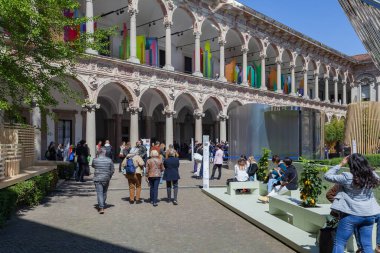 MILAN, ITALY-17 APRIL 2023: Milano 'daki tasarım ve Salone del Mobile etkinliği sırasında Fuori Salone Devlet Üniversitesi' nin avlusunda sergilenen sanatsal tasarım tesisleri