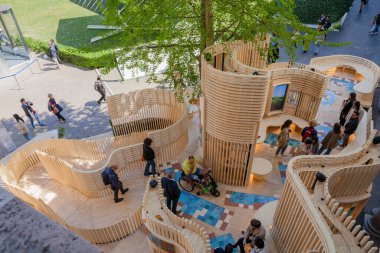 MILAN, ITALY-17 APRIL 2023: Milano 'daki tasarım ve Salone del Mobile etkinliği sırasında Fuori Salone Devlet Üniversitesi' nin avlusunda sergilenen sanatsal tasarım tesisleri