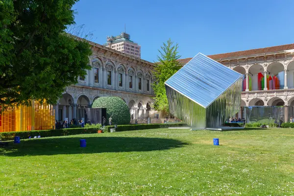 意大利 2023年4月17日 在米兰举办的设计周和移动沙龙活动期间 在位于Fuori沙龙的国立大学院落展出了艺术设计装置 图库图片