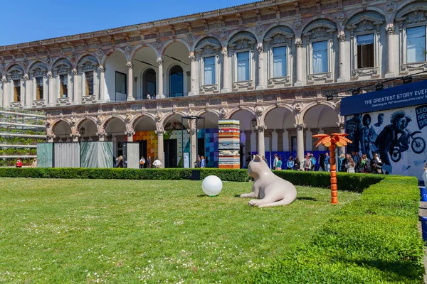 Milão Itália Abril 2023 Instalações Design Artístico Expostas Pátio Universidade Fotografia De Stock