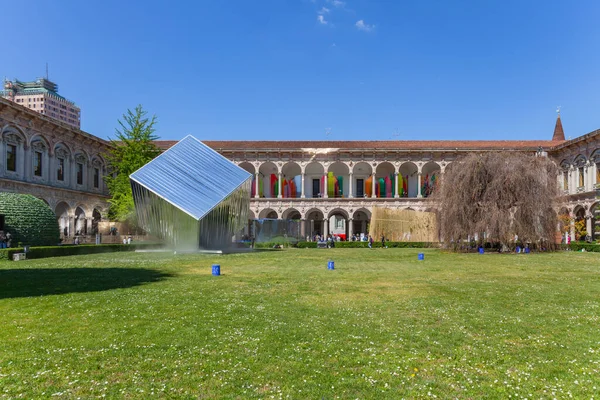 ミラノのフオリ サローネ州立大学の中庭に展示されたアーティスティック デザイン インスタレーション デザインウィーク サローネ モバイル イベント ミラノ ロイヤリティフリーのストック画像