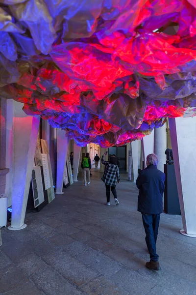 Milan Italië April 2023 Artistieke Design Installaties Tentoongesteld Binnenplaats Van Stockfoto