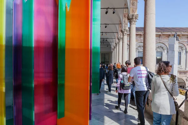 意大利 2023年4月17日 在米兰举办的设计周和移动沙龙活动期间 在位于Fuori沙龙的国立大学院落展出了艺术设计装置 图库照片