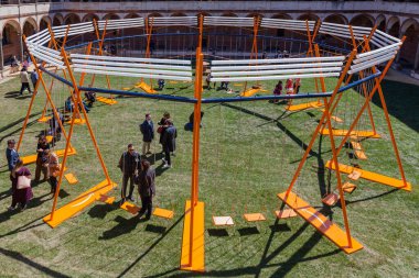 MILAN, ITALY-17 Nisan 2023: Swing mimarı Stefano Boeri tarafından tasarlandı, Amazon imzalı. Tasarım haftası etkinliği sırasında Fuori Salone 'da sanatsal tasarım kurulumu