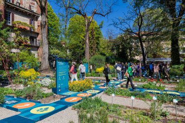 MILAN, ITALY- 04 17 2023: Eni, Fuori salonunda tasarım haftası boyunca Brera Botanik 'i dönüştüren, Konuşmayı Yürüt ile enerjiyi harekete geçiriyor..