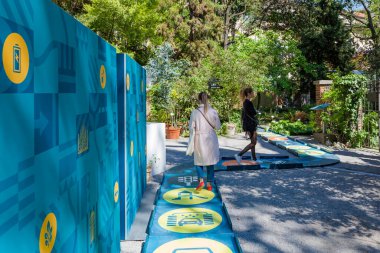 MILAN, ITALY- 04 17 2023: Eni, Fuori salonunda tasarım haftası boyunca Brera Botanik 'i dönüştüren, Konuşmayı Yürüt ile enerjiyi harekete geçiriyor..