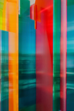 Tasarım haftası boyunca Fuori Salone Devlet Üniversitesi 'nde sergilenen şeffaf renkli akrilik panellerle birlikte sanatsal tasarım kurulumu. Jacopo Foggini 'den 