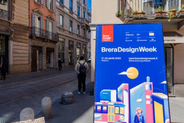 MILAN, İtalya - 04 17 2023: Brera tasarım bölgesi Milano 'nun lüks semti ve tarihi merkezidir. Fuorisalone 'un merkezi ve çok sayıda tasarım galerisi olan bölge uluslararası önem taşıyor.