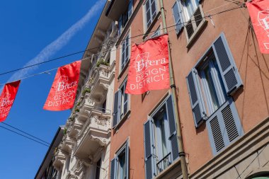 MILAN, İtalya - 04 17 2023: Brera tasarım bölgesi Milano 'nun lüks semti ve tarihi merkezidir. Fuorisalone 'un merkezi ve çok sayıda tasarım galerisi olan bölge uluslararası önem taşıyor.