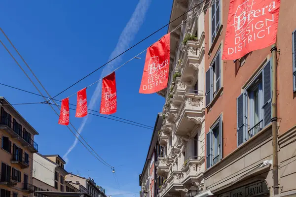 MILAN, İtalya - 04 17 2023: Brera tasarım bölgesi Milano 'nun lüks semti ve tarihi merkezidir. Fuorisalone 'un merkezi ve çok sayıda tasarım galerisi olan bölge uluslararası önem taşıyor.