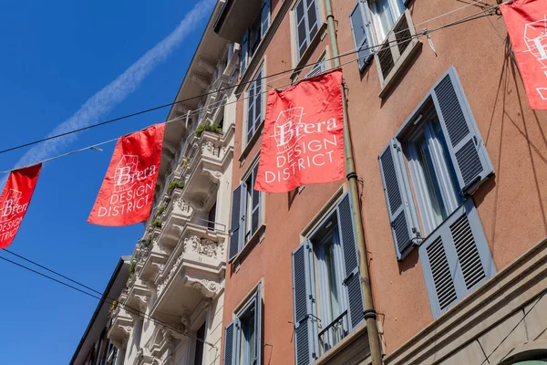MILAN, İtalya - 04 17 2023: Brera tasarım bölgesi Milano 'nun lüks semti ve tarihi merkezidir. Fuorisalone 'un merkezi ve çok sayıda tasarım galerisi olan bölge uluslararası önem taşıyor.