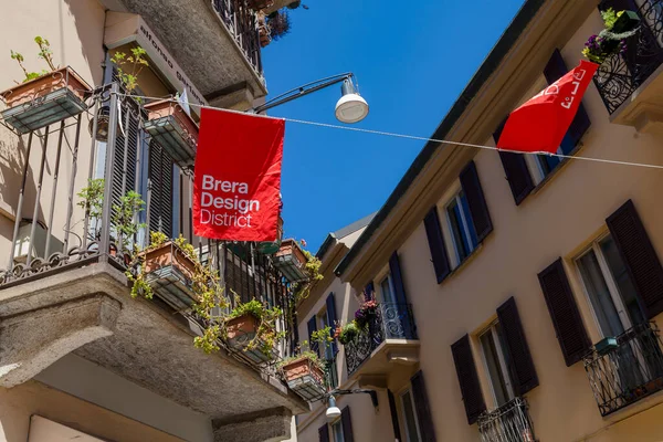 MILAN, İtalya - 04 17 2023: Brera tasarım bölgesi Milano 'nun lüks semti ve tarihi merkezidir. Fuorisalone 'un merkezi ve çok sayıda tasarım galerisi olan bölge uluslararası önem taşıyor.