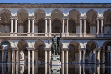 MILAN, ITALY-17 Nisan 2023: Milano 'daki tasarım haftası sırasında Brera Güzel Sanatlar Akademisi' nin avlusunda sergilenen sanatsal tasarım kurulumu