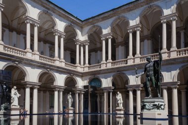 MILAN, ITALY-17 Nisan 2023: Milano 'daki tasarım haftası sırasında Brera Güzel Sanatlar Akademisi' nin avlusunda sergilenen sanatsal tasarım kurulumu