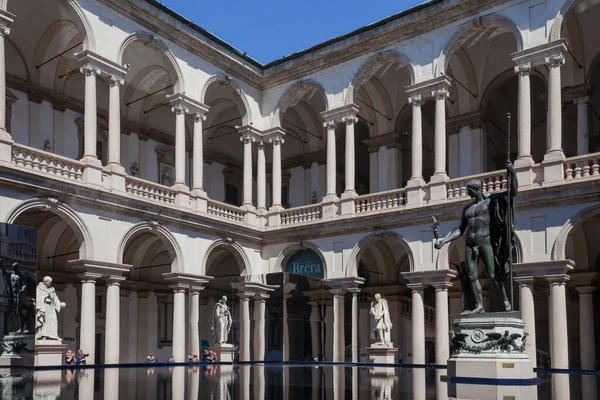 MILAN, ITALY-17 Nisan 2023: Milano 'daki tasarım haftası sırasında Brera Güzel Sanatlar Akademisi' nin avlusunda sergilenen sanatsal tasarım kurulumu