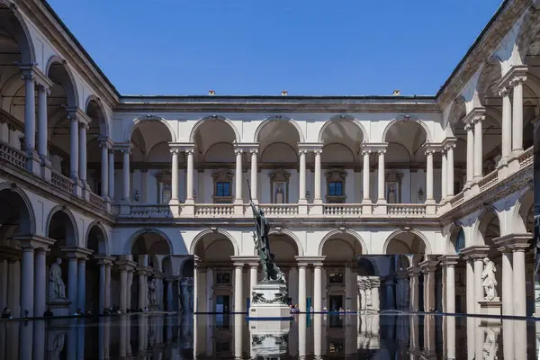 ミラノのデザイン週間 フオリ サローネのブレラ美術アカデミーの中庭に展示された芸術的なデザインのインスタレーション ロイヤリティフリーのストック画像