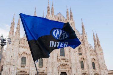 MILAN, ITALY - 28 Nisan 2024: FC Internazionale taraftarları kutlama ve zafer ulusal şampiyonluğu için düzenlenen geçit töreni sırasında kentin sokaklarını doldurarak kutladılar